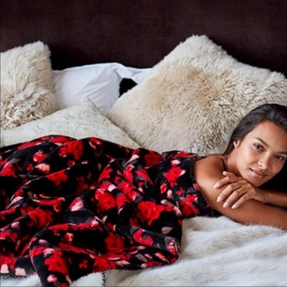 🎉SOLD🎉Victoria’s Secret Holiday Red roses blanket NWTIP - Picture 3 of 4